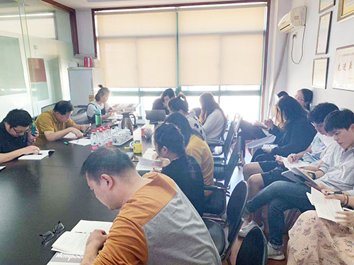 學(xué)習(xí)會(huì)議上大家認(rèn)真學(xué)習(xí)和討論