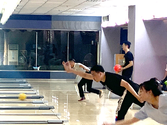 我院舉辦迎中秋、慶國慶員工趣味保齡球比賽